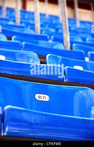 Blaue Stadionsitze im San Siro Stadion in Mailand, Italien Stockfoto