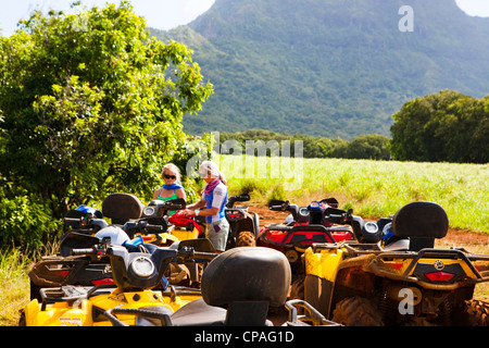 Kauai, Hawaii, USA. Ein ATV Abenteuer aber Kipu Ranch auf Kauai, Hawaii. Das Ha'upu-Gebirge ist im Hintergrund.  (MR) Stockfoto