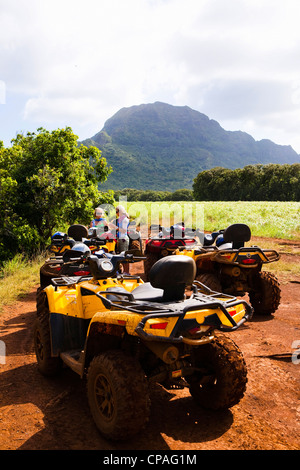 Kauai, Hawaii, USA. Ein ATV Abenteuer aber Kipu Ranch auf Kauai, Hawaii. Das Ha'upu-Gebirge ist im Hintergrund.  (MR) Stockfoto