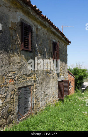 Padna, Slowenien, Dorf mit saisonalen Olivenöl Wein und Bauernhof produzieren feste - altes Haus. Stockfoto