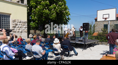 Padna, Slowenien, Dorf mit saisonalen Olivenöl Wein und Bauernhof produzieren feste - Volksmusik Konzert beim Festival. Stockfoto