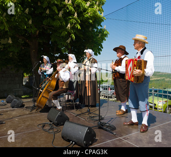 Padna, Slowenien, Dorf mit saisonalen Olivenöl Wein und Bauernhof produzieren feste - Volksmusik Konzert beim Festival. Stockfoto