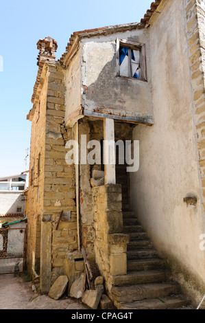 Padna, Slowenien, Dorf mit saisonalen Olivenöl Wein und Bauernhof produzieren feste - ein altes verfallenes Haus. Stockfoto