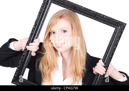 Frau, die sich im Inneren eines Bilderrahmens Stockfoto