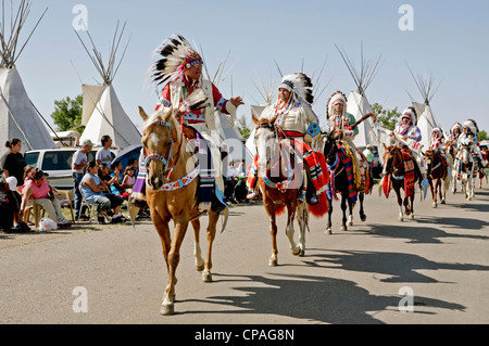 USA, Montana, Crow Agentur. Teilnehmer, die Teilnahme an einer Parade statt während der jährlichen Messe Krähe Crow Agency, Montana. Stockfoto
