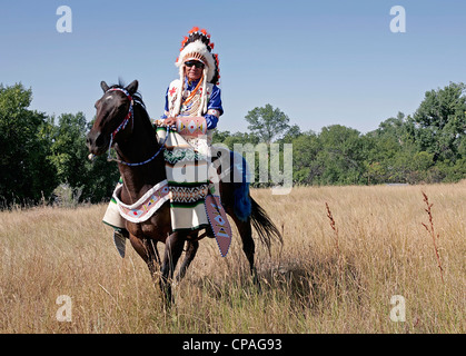 USA, Montana, Crow Agentur. Crow-Chef, in voller Montur tragen eine Krieg Motorhaube während der jährlichen Crow Fair in Crow Agency, Montana. Stockfoto