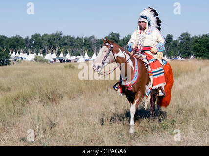 USA, Montana, Crow Agentur. Crow-Chef, in voller Montur tragen eine Krieg Motorhaube während der jährlichen Crow Fair in Crow Agency, Montana. Stockfoto