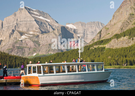 USA, MT, Glacier National Park. Geführte Exkursion Boot Chief Two Guns fährt auf Swiftcurrent Lake von vielen Glacier Lodge. Stockfoto