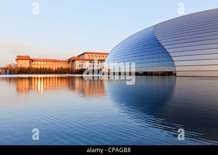 Nationales Zentrum für darstellende Kunst, Peking und die große Halle des Volkes bei Sonnenuntergang. Stockfoto