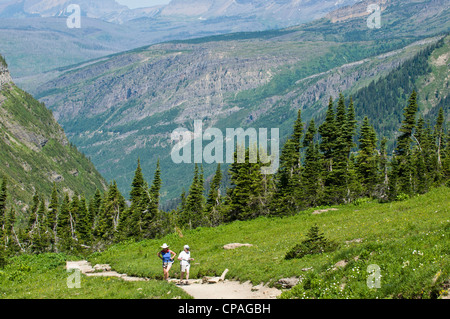 USA, Montana, Glacier National Park. Wanderer erklimmen Highline Trail in der Nähe von Logan Pass Visitor Center gehen Sie zu der Sonne-Straße Stockfoto