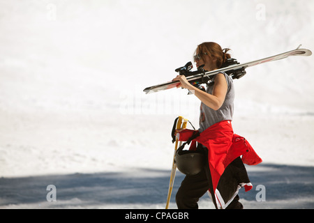 Frau genießen Frühling Skifahren in Squaw Valley, Kalifornien, USA Stockfoto