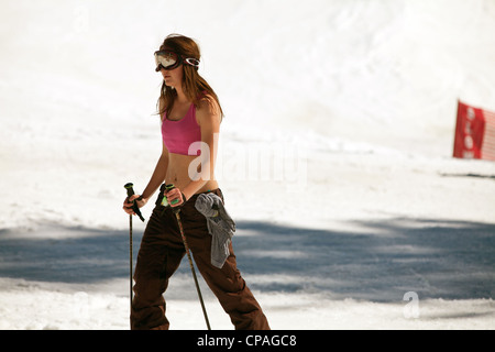 Frau genießen Frühling Skifahren in Squaw Valley, Kalifornien, USA Stockfoto