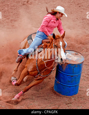 USA, New Mexiko, Mescalero. Frau im Wettbewerb auf das Faßlaufen Ereignis beim jährlichen indischer Rodeo statt in Mescalero, New Mexico. Stockfoto