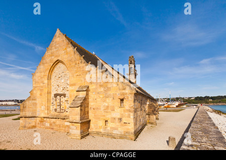 Die Chapelle Notre-Dame de Rocamadour, auf den Hafen Bar bei Camaret-Sur-Mer auf der Halbinsel Crozon, Finistere, Bretagne, Frankreich. Stockfoto