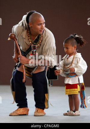 USA, North Carolina, Cherokee. Cherokee Mann, Mitglied der Gruppe Krieger des AniKituhwa und seines Sohnes, Südosten Stämme Festival. Stockfoto