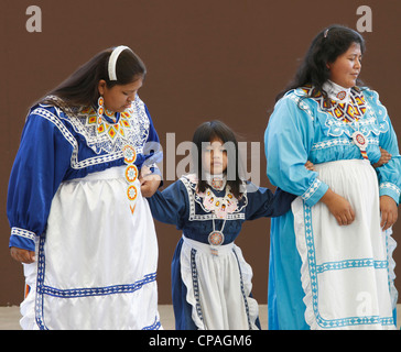 USA, North Carolina, Cherokee. Choctaw Indianer Frauen und ein Mädchen, die Durchführung einer sozialen Tanz im Südosten Stämme Festival. Stockfoto