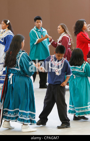 USA, North Carolina, Cherokee. Choctaw Indianer Durchführung einer sozialen Tanz auf der Bühne während des jährlichen Festivals der Südost-Stämme. Stockfoto