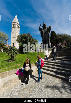 Gregor von Nin-Statue, Glockenturm und Gärten - Split, Kroatien. Mit jungen Menschen. Stockfoto