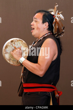 USA, North Carolina, Cherokee. Cherokee indische Schlagzeuger auf der Bühne während des jährlichen Festivals der Südost-Stämme. Stockfoto