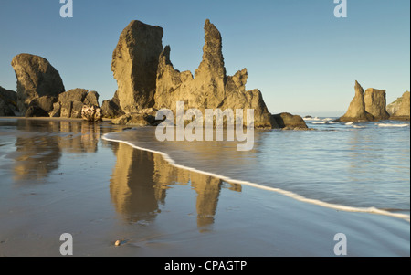 Meer-Stacks am Strand in Bandon, Oregon Stockfoto