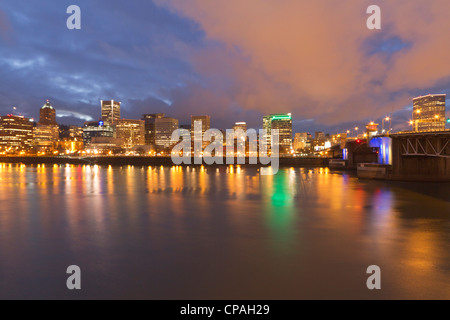 Die Morrison-Brücke über den Willamette River, Portland, Oregon Stockfoto