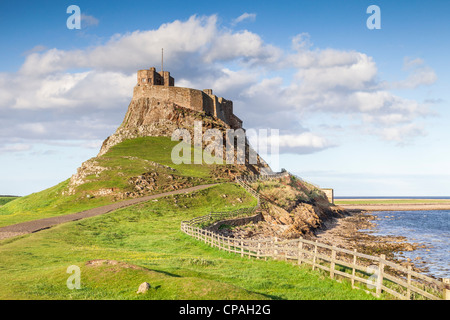 Lindisfarne Schloß auf Holy Island vor der Küste von Northumberland im Nordosten von England. Stockfoto