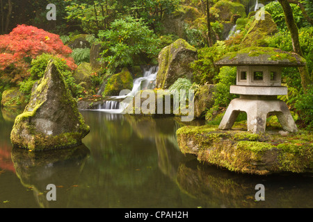 Steinlaterne am Koi-Teich an der Portland Japanese Garden, Oregon Stockfoto