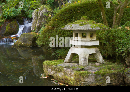 Steinlaterne und Heavenly fällt, Portland Japanese Garden, Oregon Stockfoto