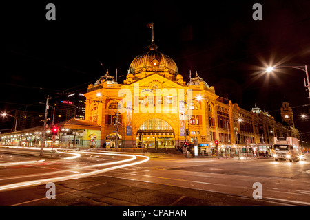 Flinders Street Station, Melbourne, Australien, in den frühen Stunden des Morgens, 15. Juli 2010. Stockfoto