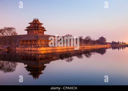 Wall und Graben der verbotenen Stadt in Peking, China, Blick auf das Nordtor nach Sonnenuntergang. Stockfoto