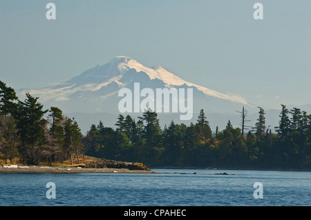 USA, WA, San Juan Inseln. Mount Baker dominiert die Landschaft beim Bootfahren in San Juans. Stockfoto