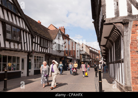 Friar Street in Worcester, England, wo historische halbe Fachwerkhaus Tudor Gebäude jetzt als Geschäfte und Restaurants verwendet werden. Stockfoto