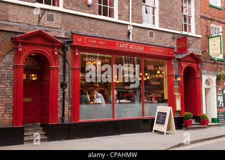 Cafe Rouge in Low Petergate, York, North Yorkshire, England, ein französisches Restaurant befindet sich in einem historischen Gebäude Yorks. Stockfoto