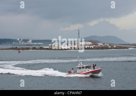 UNS, WA, Port Angeles. United States Coast Guard bewaffnete Eskorte für einen Teil der Überfahrt nach Victoria, British Columbia. Stockfoto