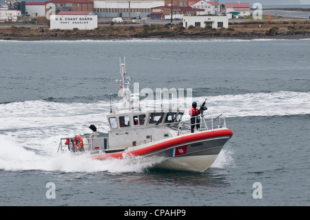 UNS, WA, Port Angeles. United States Coast Guard bewaffnete Eskorte für einen Teil der Überfahrt nach Victoria, British Columbia. Stockfoto