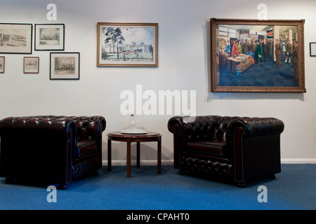 Ein Zimmer an der königlichen Verteidigungsakademie in Shrivenham, Vereinigtes Königreich. Auf der rechten Seite - Gemälde der Königin Reise nach Indien. Stockfoto