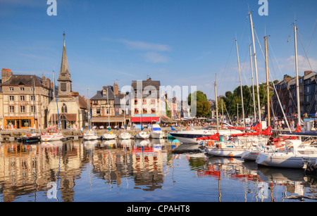 Ein Sommerabend in der mittelalterlichen Stadt Honfleur, Normandie, Frankreich. Stockfoto