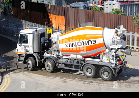 Blick von oben nach unten betrachten Euromix hgv fertig gemischte Beton Lkw Lkw East London England Großbritannien Stockfoto