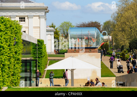 Kunstwerk von Nelsons Siegesschiff in einer Flasche von der Künstlerin Yinka Shonibare im National Maritime Museum vor dem Café im Greenwich Park London England Stockfoto