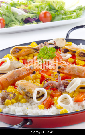 Spanische Meeresfrüchte Paella mit Garnelen, Muscheln und Baby Tintenfisch Stockfoto