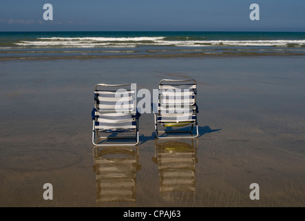 Zwei Klappstühle am Strand Stockfoto