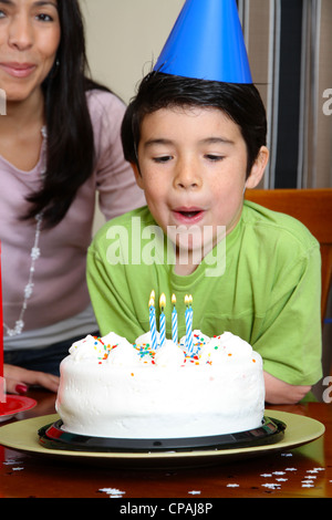 Genießen Sie eine Geburtstagsparty für Kind Gruppe Stockfoto