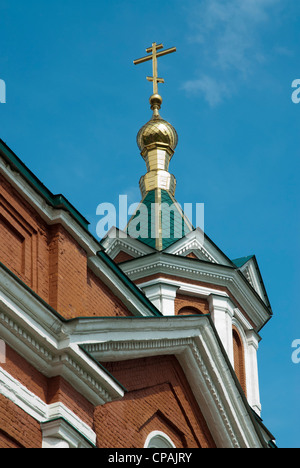 Fragment des Gebäudes der russischen Kirche mit einem goldenen Kreuz Stockfoto