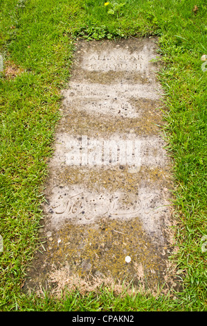 Grab von Ali Akbar Daryush, 1893-1989, auf dem Friedhof der St. Mary's Church, Wootton, Oxfordshire. Mit lateinischen und persischen Inschriften Stockfoto