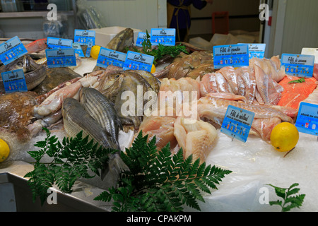 Frischer Fisch zum Verkauf an einen lokalen Markt in Honfleur, Normandie. Stockfoto