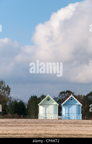 Zwei neue Strandhütten, West Mersea Stockfoto