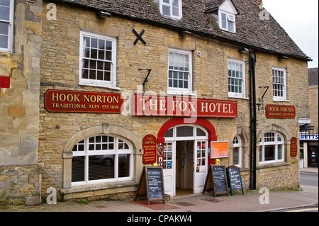 Fox Hotel, Chipping Norton, Oxfordshire, England, Hook Norton Ales Zeichen Stockfoto