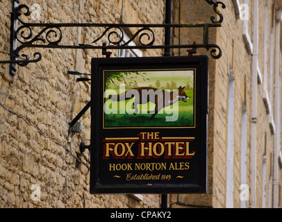 Fox Hotel, Chipping Norton, Oxfordshire, England, Hook Norton Ales hängende Zeichen Stockfoto