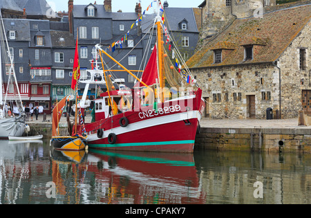 Honfleur, Frankreich. Ein typischen kommerziellen Fischerboot am Kai in den alten Fischerhafen in der Normandie gefesselt. Stockfoto