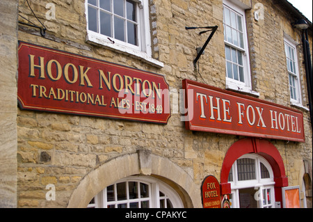 Fox Hotel, Chipping Norton, Oxfordshire, England, Hook Norton Ales Zeichen Stockfoto